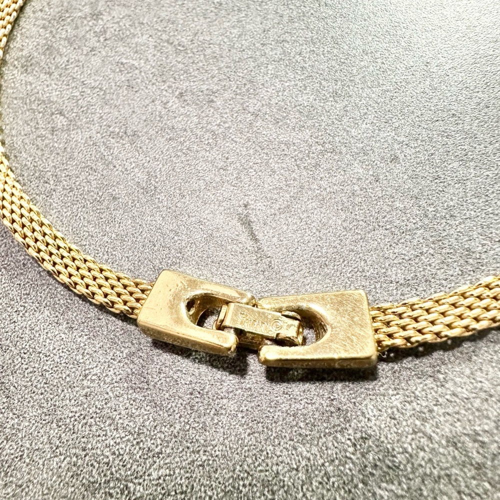 Vintage Crown Trifari Gold Tone Mesh With A Black Acrylic Pendant Necklace - Picture 7 of 7